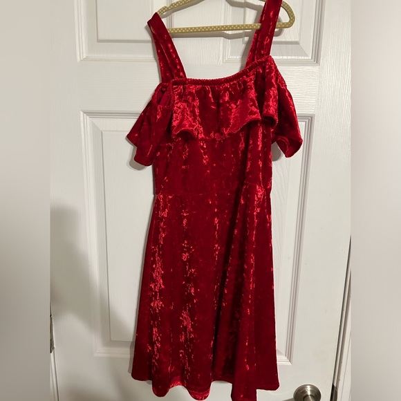 Girls Size 10/12 Red Crushed Velvet Flutter Sleeve Dress - Picture 3 of 6